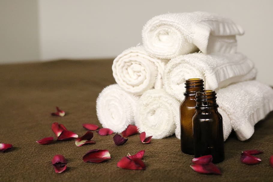 Roseblader, håndkle, massasje olje behandling